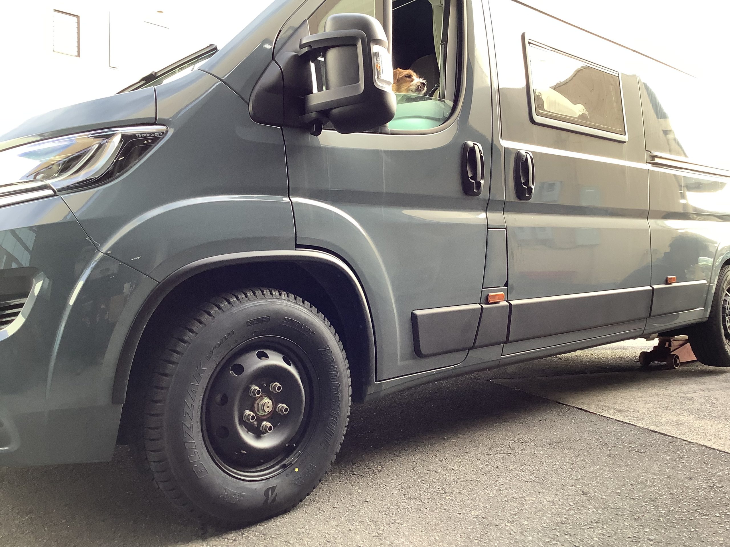 キャンピングカータイヤ交換🛞🔧｜藤枝市カーリース専門店ならフラット７藤枝