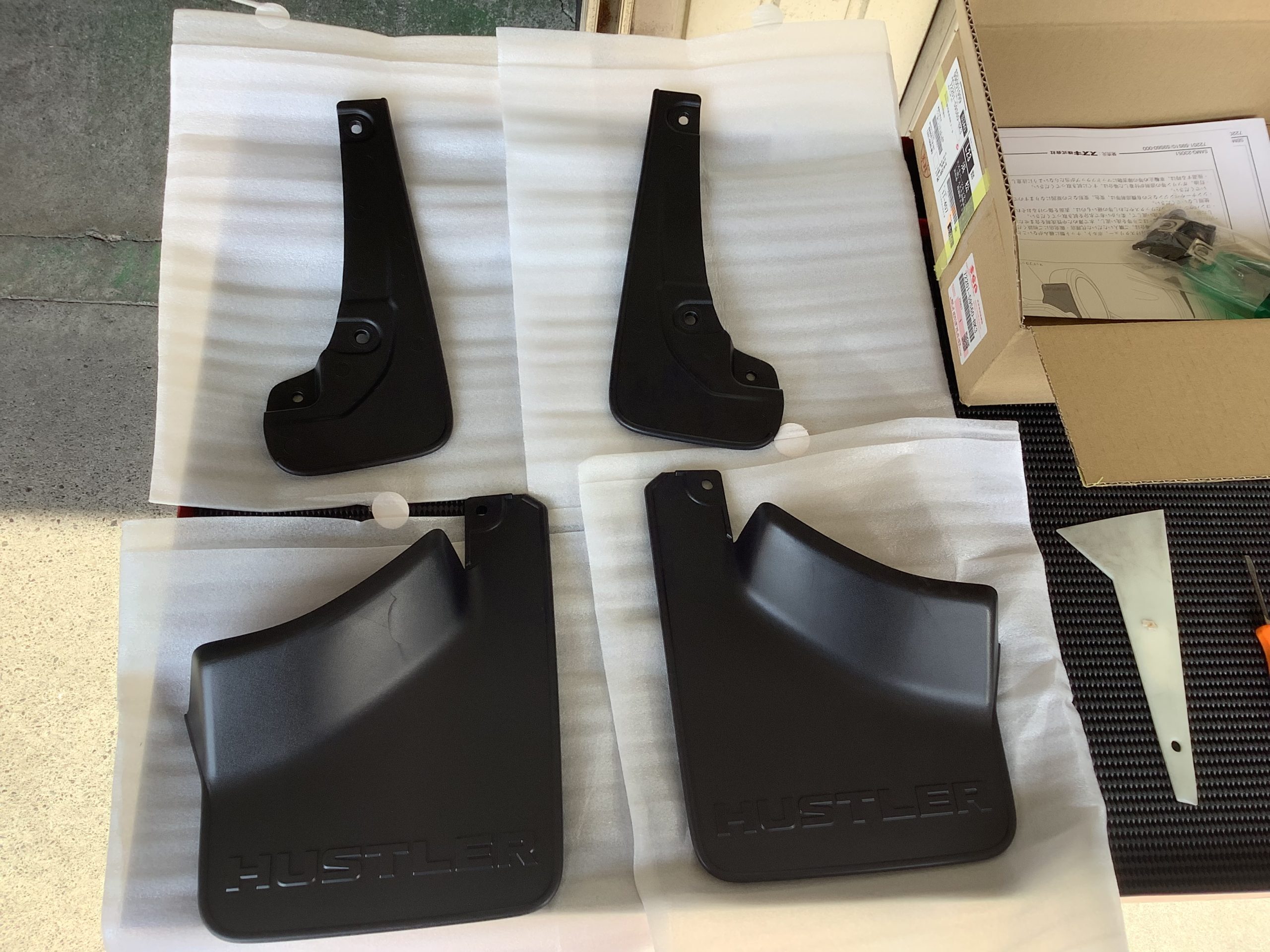 スズキ＿ハスラー＿マッドフラップ取付｜藤枝市カーリース専門店ならフラット７藤枝